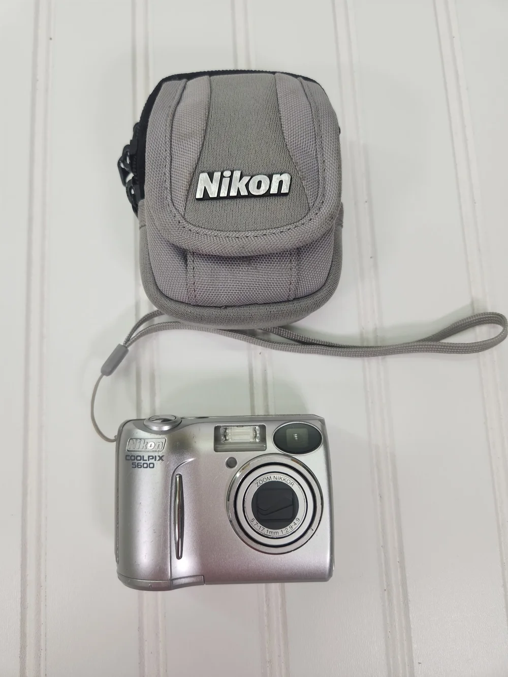 Nikon Coolpix 5600 5.0MP Digital Camera - Silver with Case & Wrist Strap